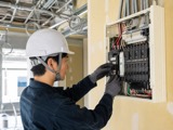 電気工事の作業風景