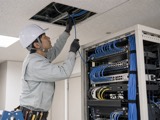 電気通信工事の作業風景