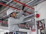 消防施設工事の作業風景