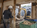 解体工事の作業風景