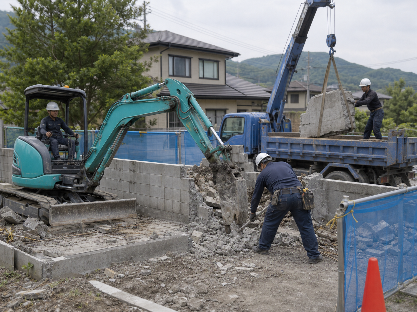 塀や設備基礎などの工作物を撤去する工事